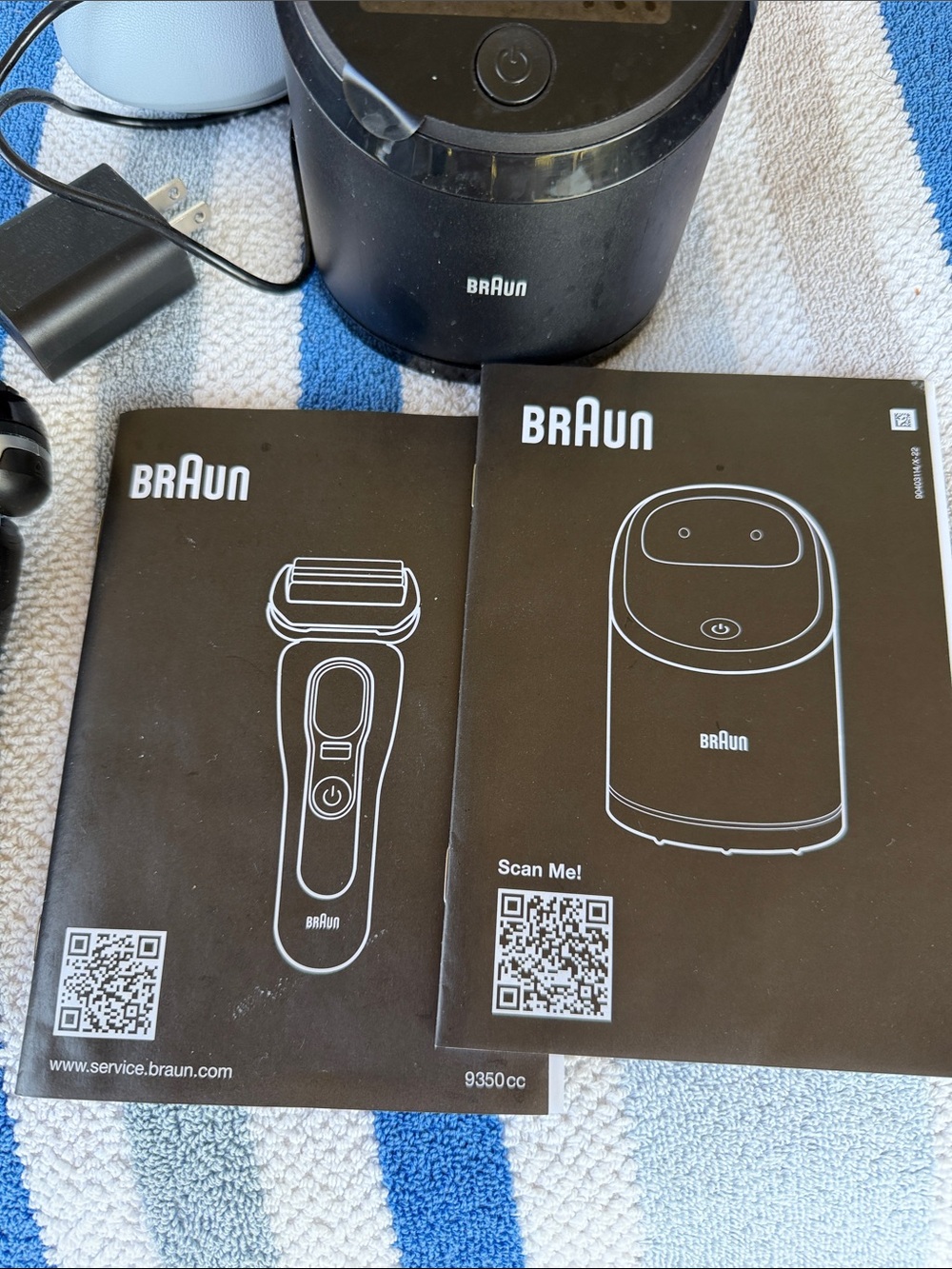 Braun Electric Shaver with Charging Dock - Black - Picture 4 of 8